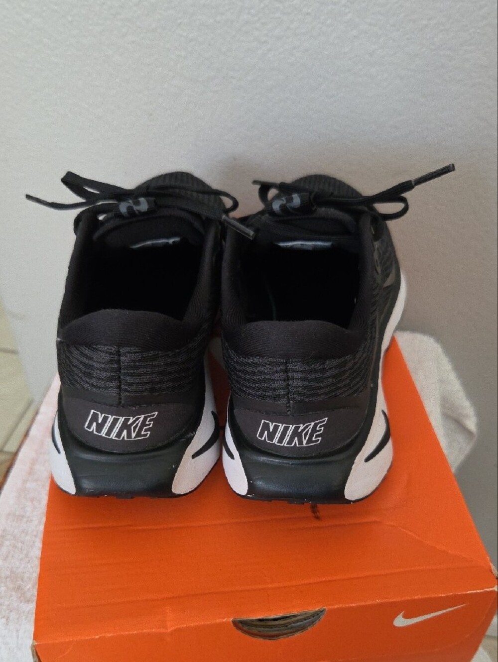 Nike Black and White Women’s Athletic Running Shoes - Picture 3 of 10